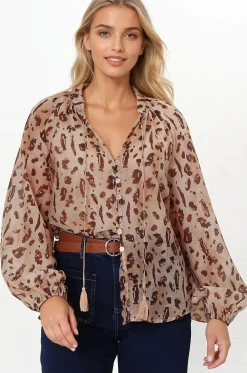 Bonnie Blouse - Button Down Scoop Hem Blouse in Leopard Print><noscript><img width=