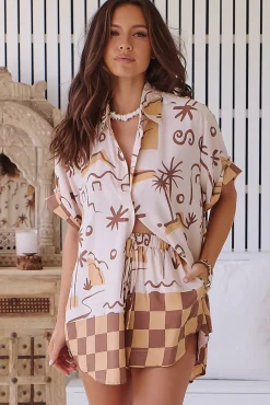 Charlie Shorts - Elasticated High Waist Short with Scoop Hem and Pockets in Tuscan Sands Print><noscript><img width=