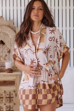 Charlie Shorts - Elasticated High Waist Short with Scoop Hem and Pockets in Tuscan Sands Print><noscript><img width=