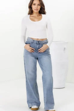 Joey Jeans - Relaxed Mid Rise Mum Jeans in Light Denim><noscript><img width=