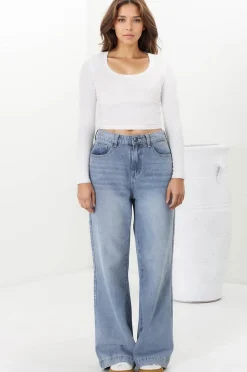 Joey Jeans - Relaxed Mid Rise Mum Jeans in Light Denim><noscript><img width=