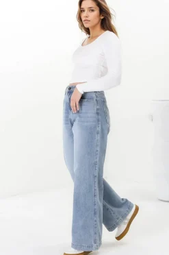 Joey Jeans - Relaxed Mid Rise Mum Jeans in Light Denim><noscript><img width=