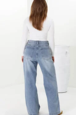 Joey Jeans - Relaxed Mid Rise Mum Jeans in Light Denim><noscript><img width=