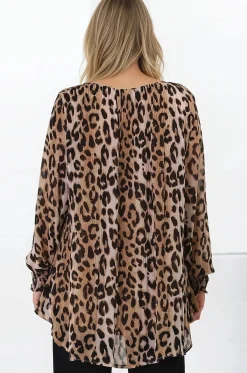 Kayt Blouse - Plisse Long Sleeve Top with High-Low Hemline in Leopard Print><noscript><img width=
