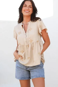 Siempre Top - Mandarin Collar Peplum Hem Top in Gigi Print Beige><noscript><img width=