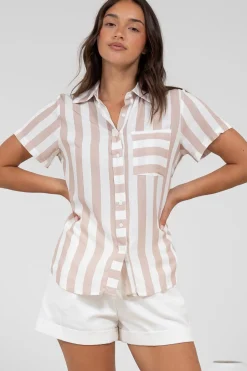 Wynn Shirt - Collared Button Down with Pocket in Gaubi Print Beige><noscript><img width=