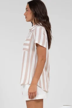 Wynn Shirt - Collared Button Down with Pocket in Gaubi Print Beige><noscript><img width=
